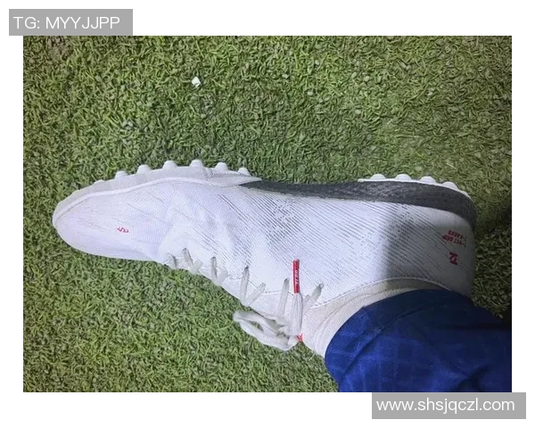 女生必备足球明星鞋子推荐时尚与舒适兼具的完美选择 女生必备足球明星鞋子推荐时尚与舒适兼具的完美选择