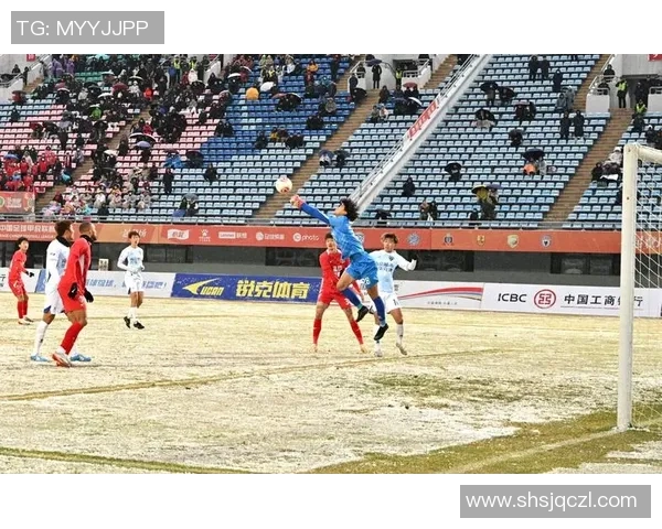 足球明星们的魅力瞬间与激情氛围感照片展现球场的热血与梦想 足球明星们的魅力瞬间与激情氛围感照片展现球场的热血与梦想