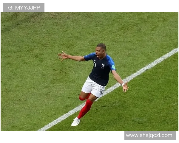 足球明星荣获最佳球员奖项瞬间男生们的热情与期待 足球明星荣获最佳球员奖项瞬间男生们的热情与期待